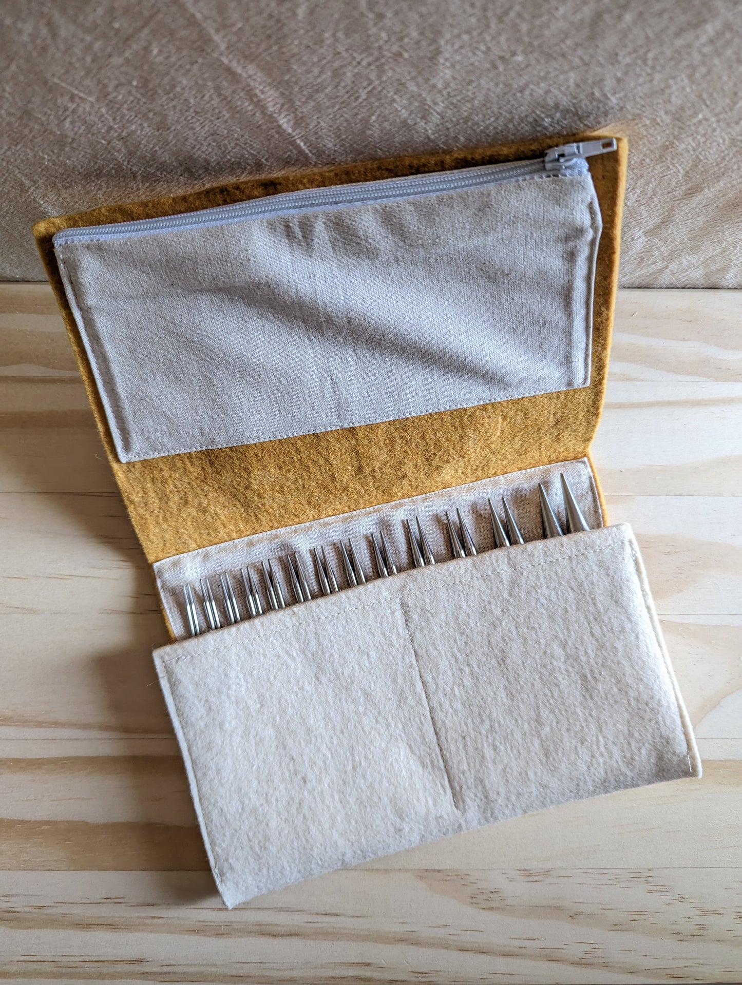 Pouch for interchangeable needles